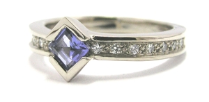 Bague tanzanite carrée or blanc.