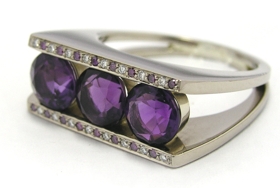 Bague améthystes, diamants blancs et diamants mauves