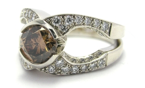 Bague diamant cognac.