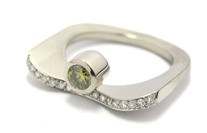 Bague diamant vert.