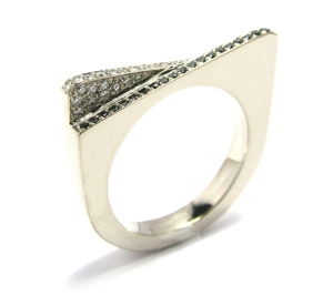 Bague diamants blancs et diamants noirs.