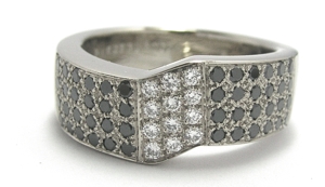Bague diamants noirs.