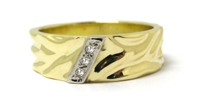 Bague or froissé diamants.