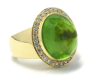 Bague péridot cabochon.