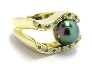 Bague perle de Tahiti diamants noirs.