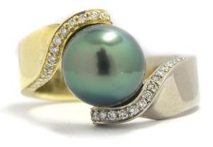 Bague perle de Tahiti et diamants.