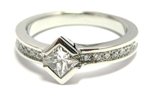 Bague diamant vert.