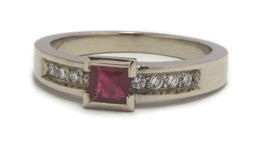 Bague rubis carré diamant.