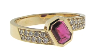 Bague rubis diamants.