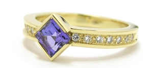 Bague tanzanite carrée en or jaune.