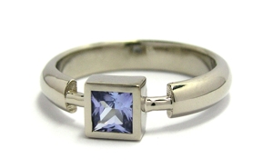 Bague tanzanite or gris.