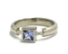 Bague tanzanite or gris.
