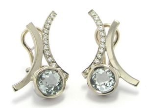 Boucles d'oreilles aigue marine diamant.