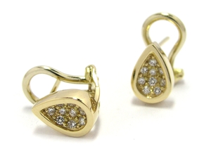 Boucles d'oreilles gouttes diamants.