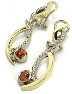 Boucles d'oreilles grenat.