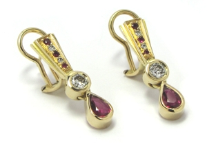 Boucles d'oreilles rubis.