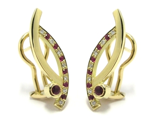 Boucles d'oreilles rubis.