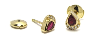 Boucles d'oreilles rubis poire diamant.