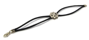 Bracelet cordon en soie noire et motif trèfle en or.