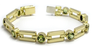 Bracelet grenat vert.