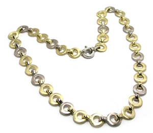 Collier bicolore.