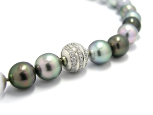 Fermoir pour collier de perle.