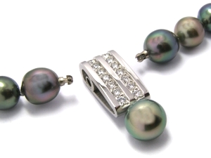 Fermoir pour collier de perles.