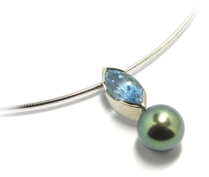Pendentif aigue marine navette.