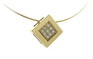 Pendentif carré diamants.