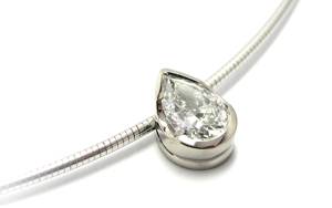 Pendentif diamant poire.