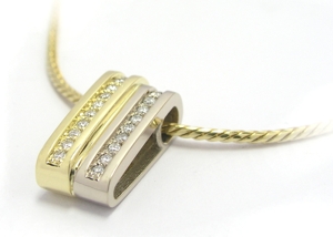 Pendentif diamants bicolore.
