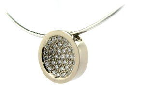 Pendentif diamants en or blanc.