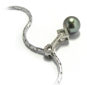 Pendentif perle de culture noire.