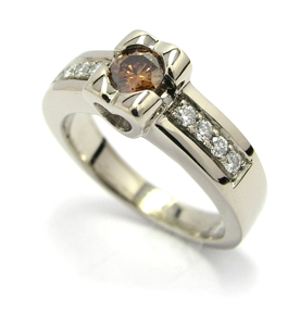 Solitaire diamant brun cognac.