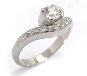 Bague de fiançailles diamants en platine.